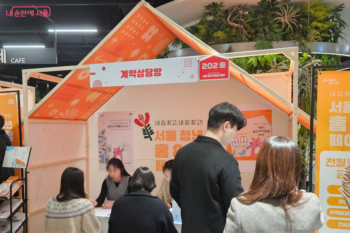 청년들이 전월세 계약 및 주거 상담을 받고 있는 모습 ©김현진