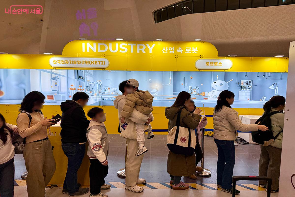 연휴를 맞아 가족 단위 관람객으로 곳곳에 긴 줄이 이어졌다 ©김미정