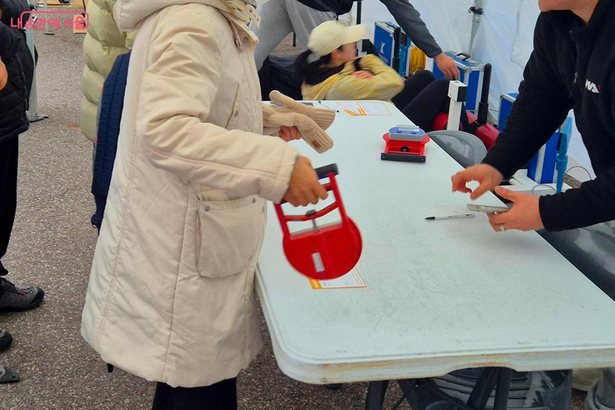 악력 측정을 통해 손을 활용해야 하는 모든 상황에서 기본 베이스가 되는 근력을 확인한다. &copy;이혜숙