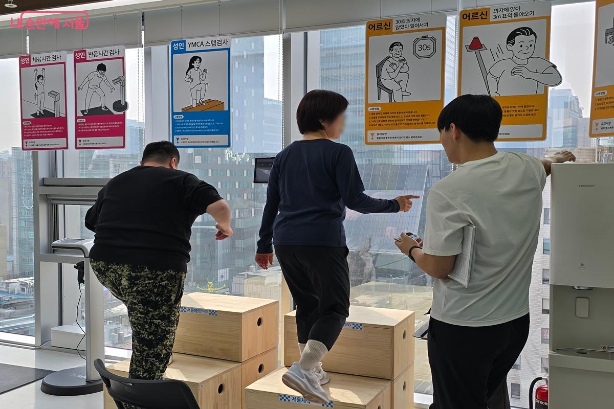 이용자들이 &lsquo;인증형&rsquo; 체력 측정에 도전하고 있다. &copy;강사랑