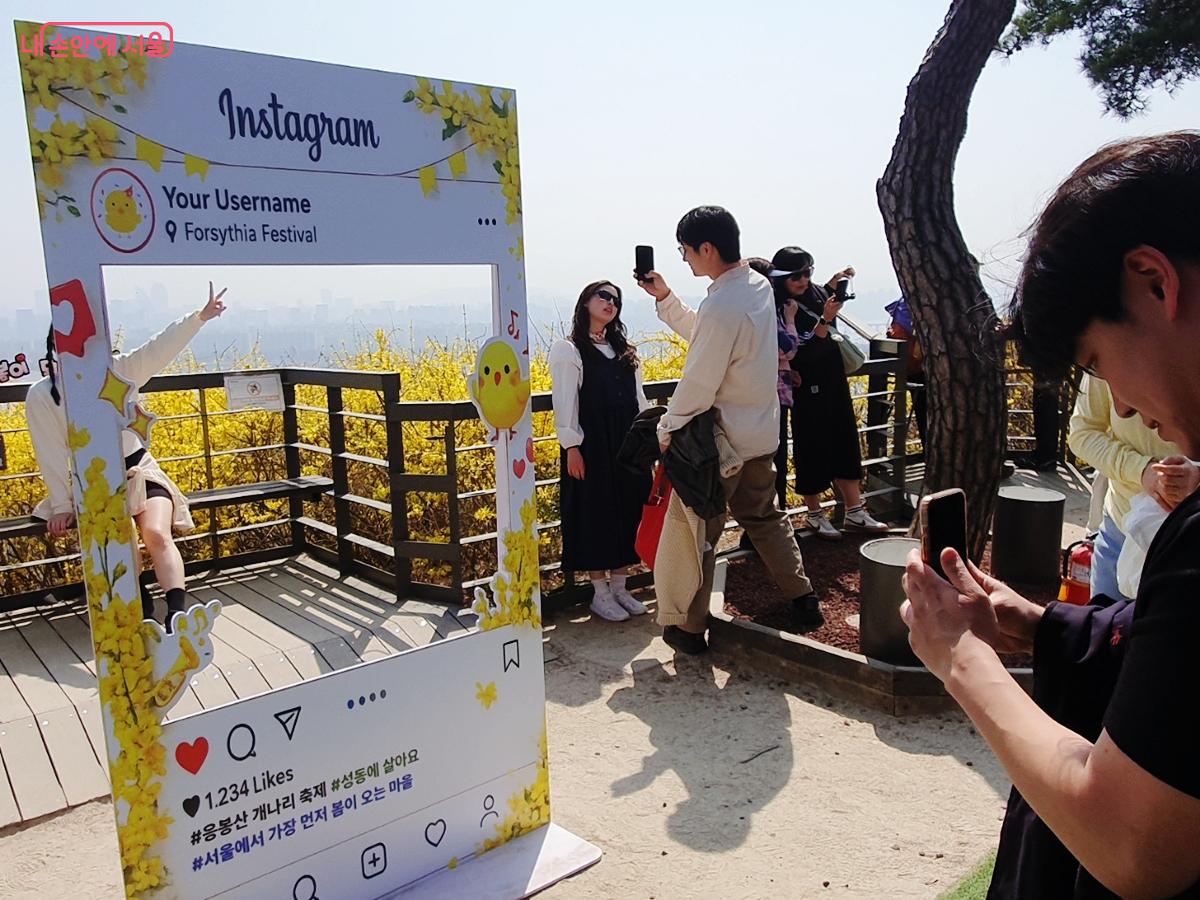 응봉산 개나리 포토존에서 추억을 담고 있는 시민들 &copy;김병규