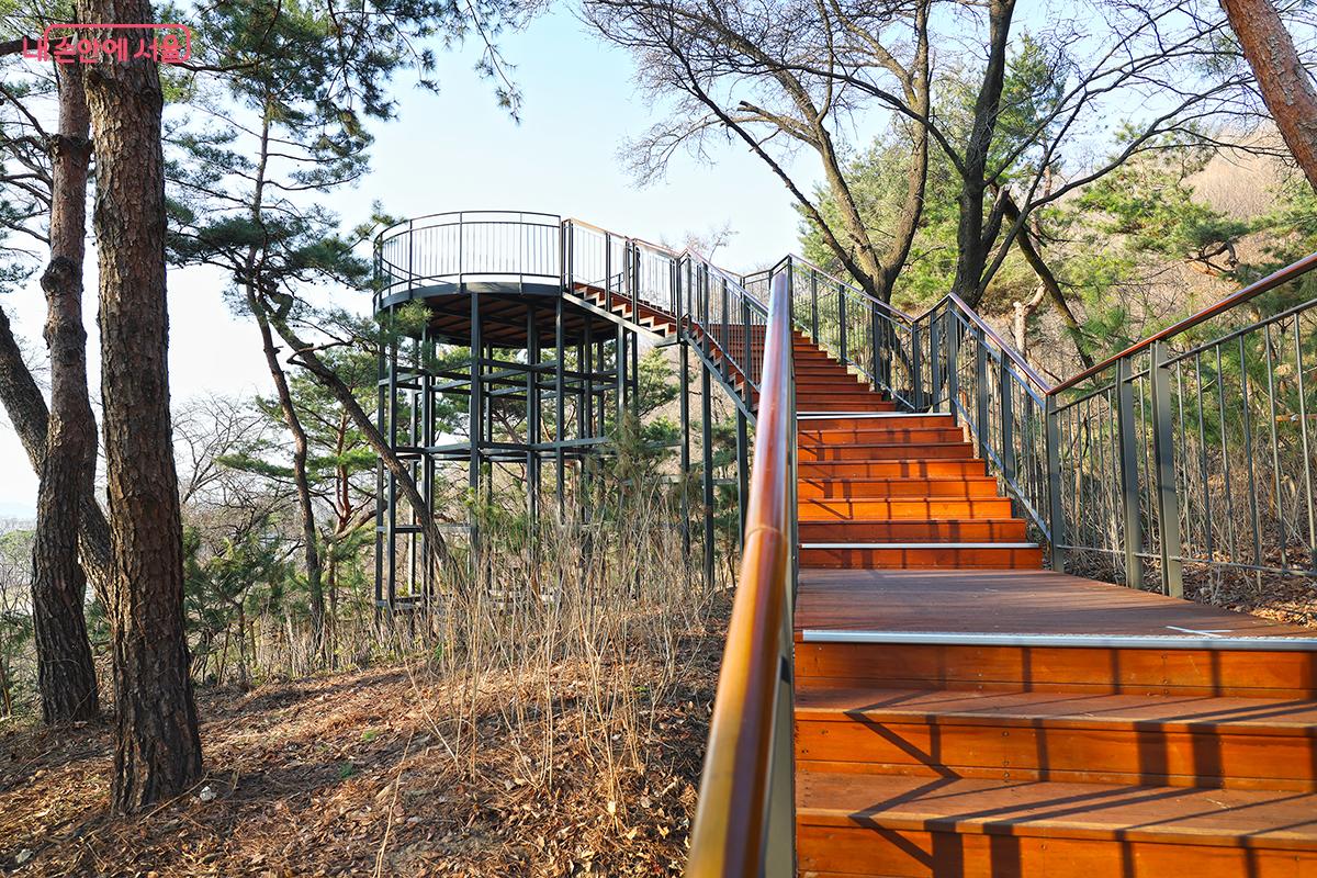 중간중간 전망대가 조성되어 있어 서울 풍경을 감상하기 좋다. &copy;김주연