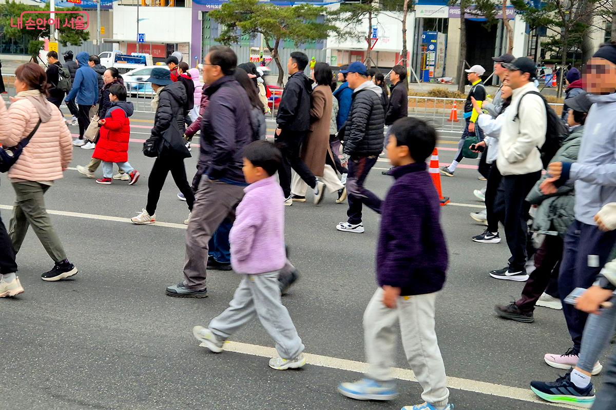 온가족이 참가해 대화를 나누며 여유있게 걸어가는 모습에 저절로 미소가 떠오른다. &copy;이혜숙