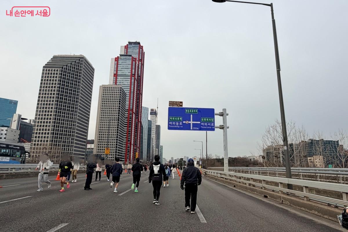 평소 자동차나 버스를 타고 다니던 마포대로를 걸어보는 것이 색다르게 느껴졌다. ⓒ노윤지
