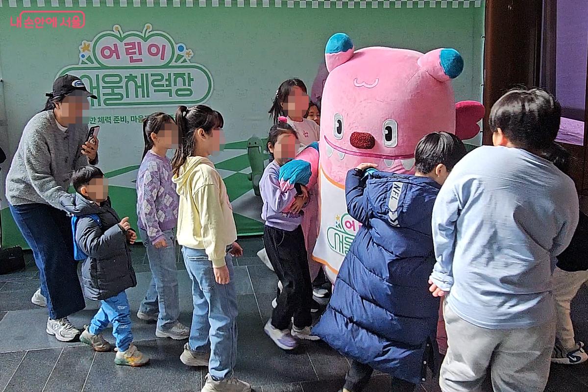 어린이들이 서울 상징 해치와 즐거운 시간을 갖고있다  ⓒ오도연