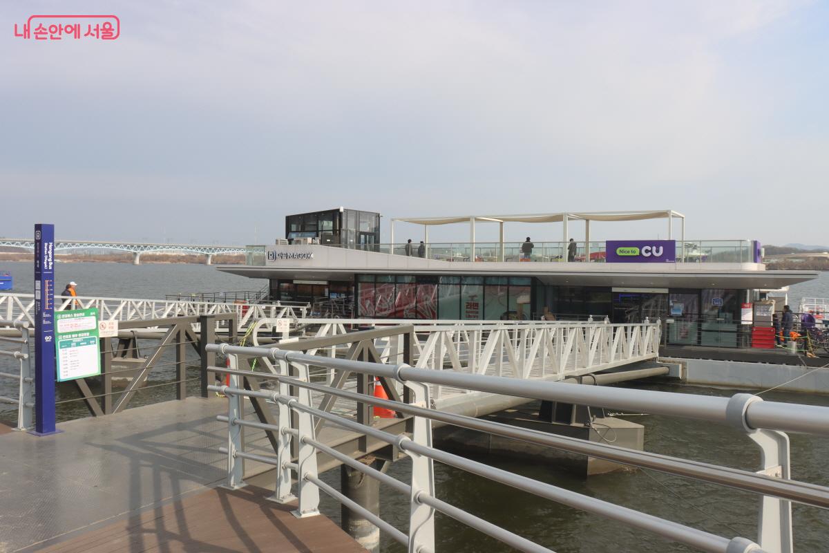 한강버스 마곡 선착장.