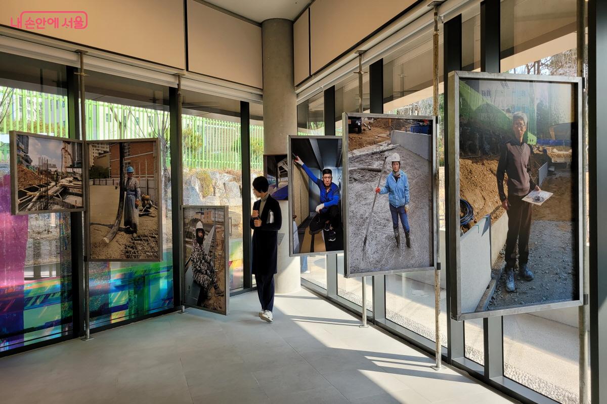 관람객이 김태동 작가의 작품을 감상 중이다. ©김현지