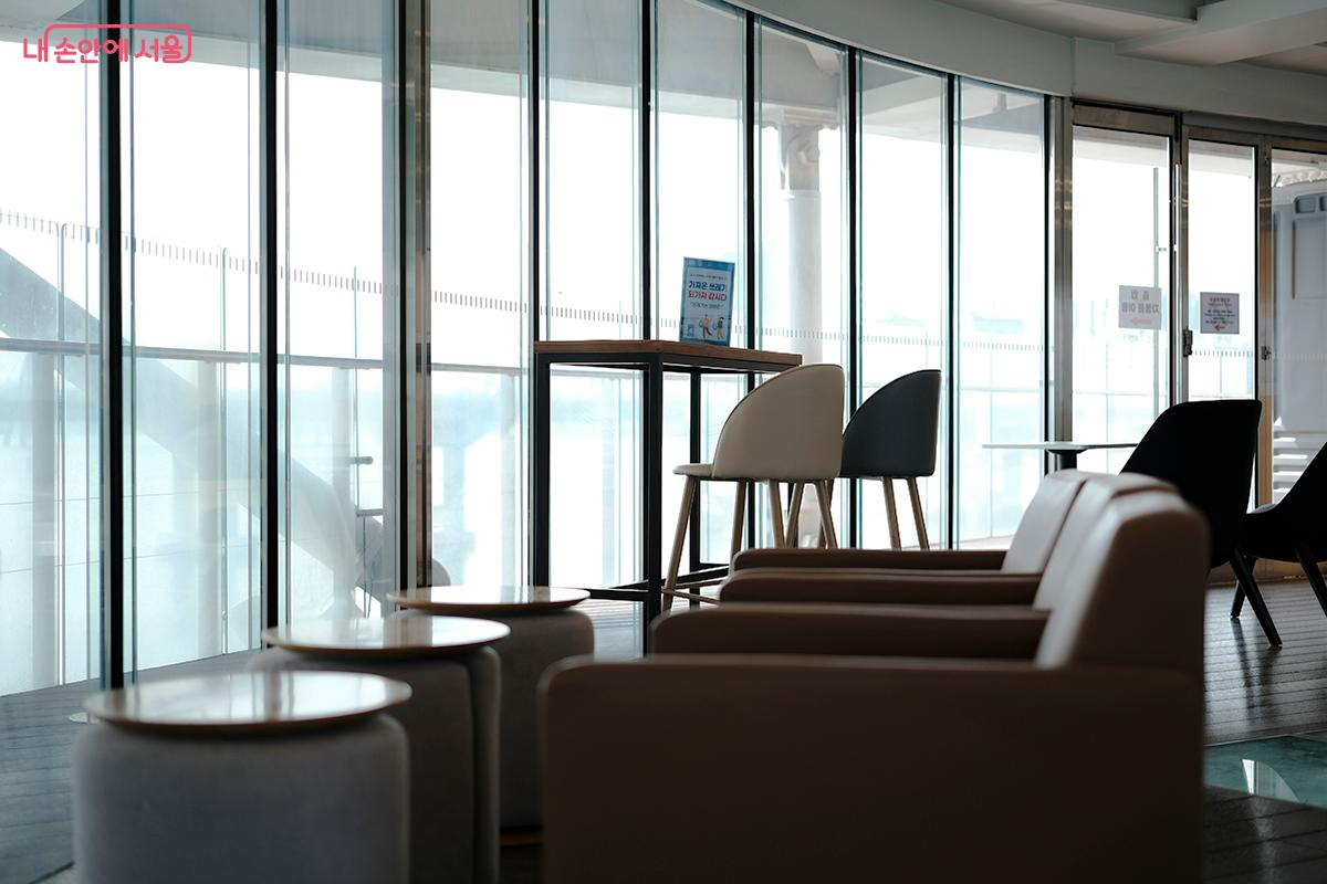 사방이 통유리로 둘러싸인 360도 파노라마 뷰 전망대가 매력적인 곳이다. &copy;김아름