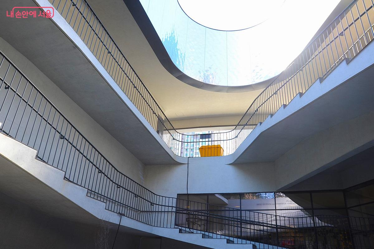 지하층 중정에서 바라본 회전형 계단 &copy;조수봉