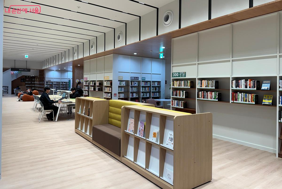 서울시어울림플라자 도서관 전경