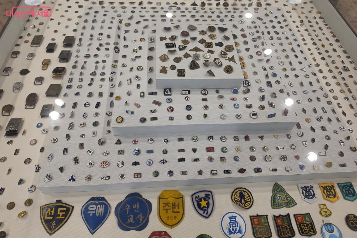 학교에서 사용되던 다양한 배지 들 &copy; 박승식