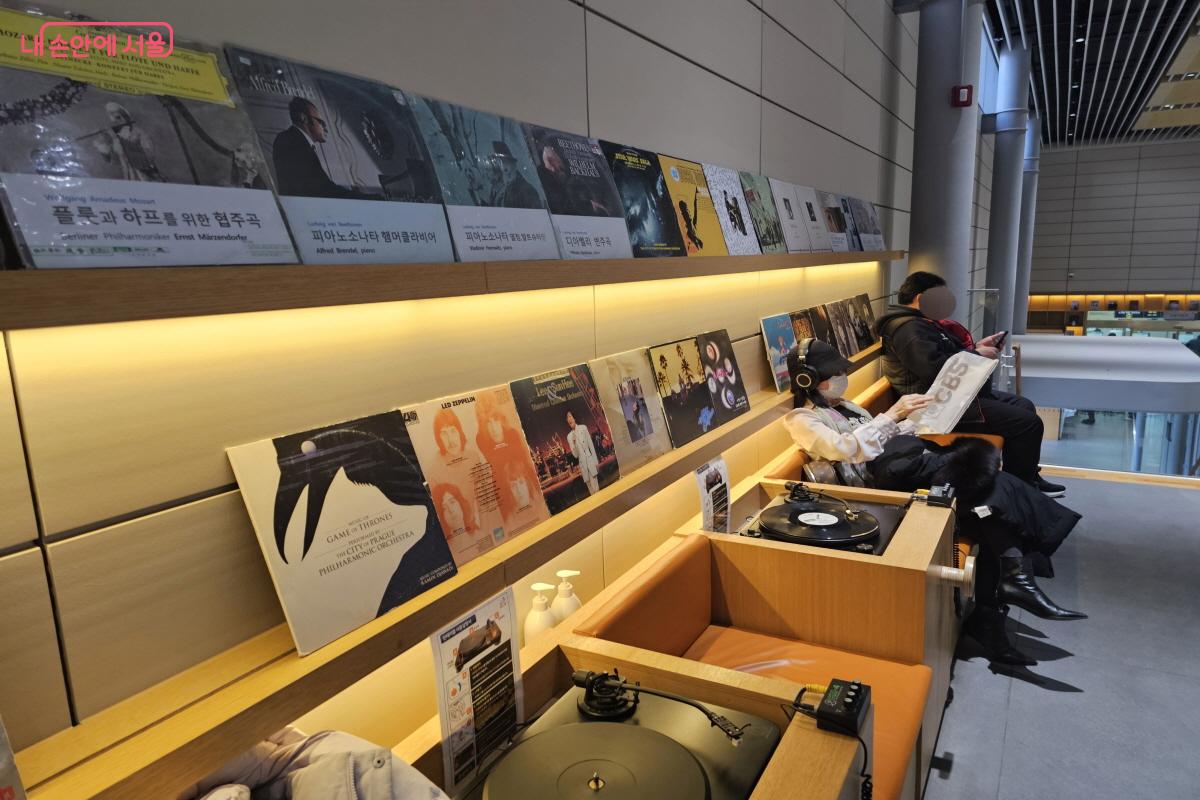 1인소파형태로 3칸정도의 특별한 LP공간이 꾸며져 있다 ⓒ염지연