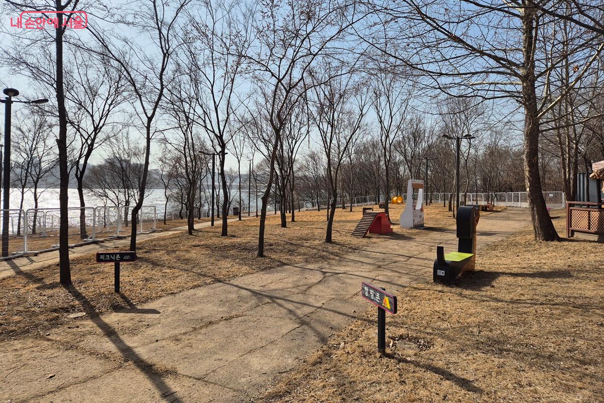 다양한 어질리티가 설치된 피크닉존이 마련되어 있다. &copy;마가은