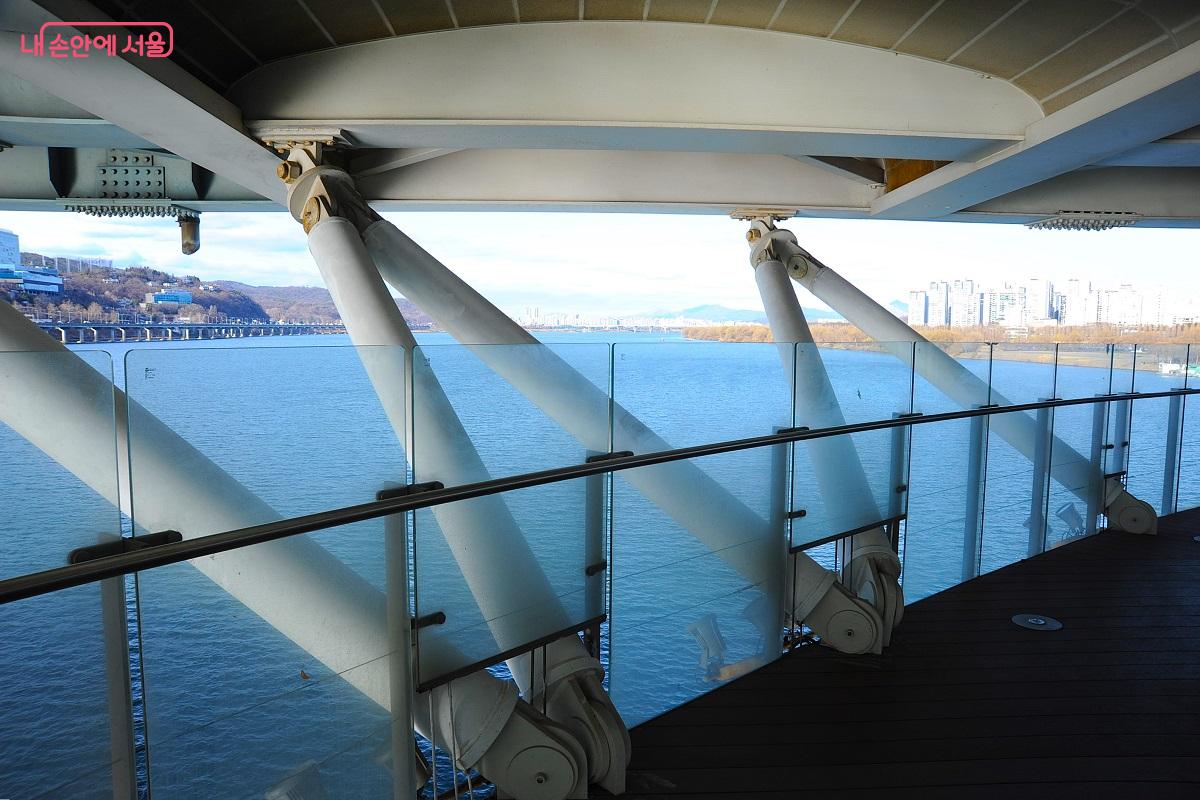 다리 상판과 ‘광진교 8번가’를 연결하는 구조물 ⓒ조수봉