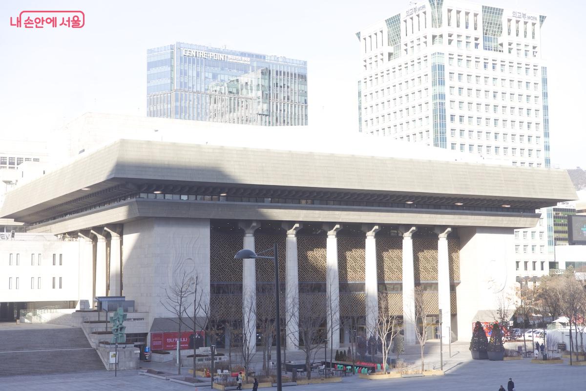 해당 건물의 2층은 통창으로 되어 있어 광화문 일대를 조망할 수 있는 전망대 역할도 겸하고 있다