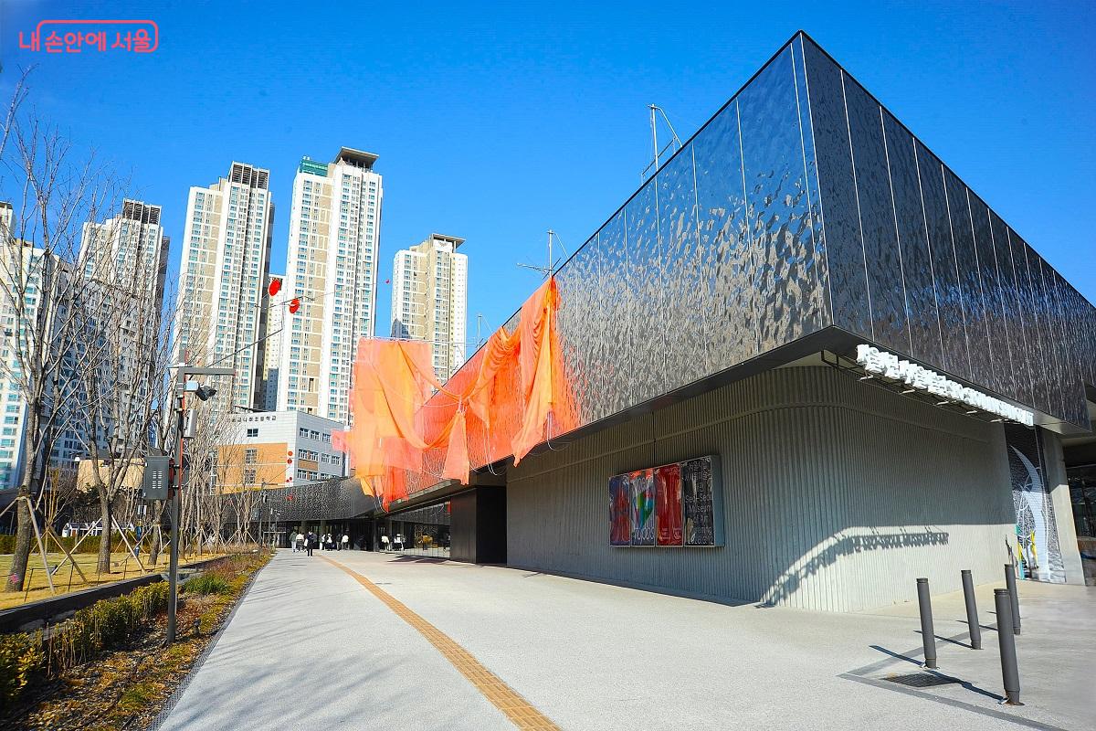 금천구청 옆 금나래중앙공원 내에 &lsquo;서울시립 서서울미술관&rsquo;이 개관했다. &copy;조수봉