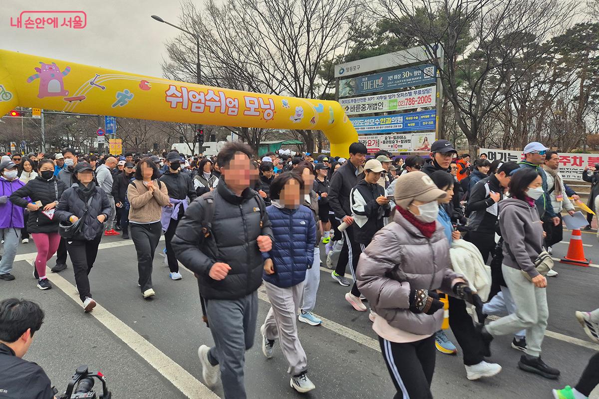 참가자들은 각자의 상황에 맞게 걸어도 되고, 달려고 되고, 또 유아차를 끌고 산책하듯 즐겨도 된다. &copy;이혜숙