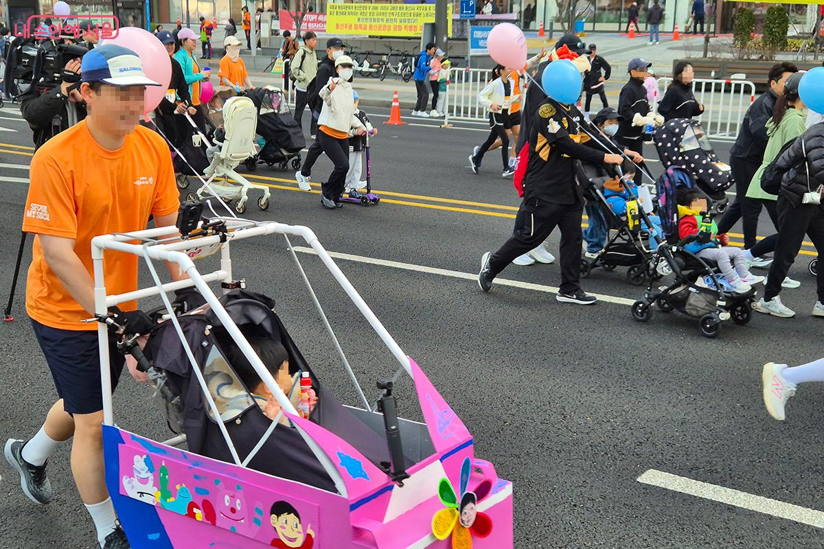 커스터마이징한 유아차로 가족만의 개성을 뽐내는 참가자들의 모습에 저절로 미소가 지어진다. 