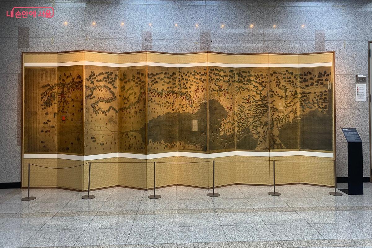 서울대학교 규장각한국학연구원 지하 1층에 전시된 &lsquo;요계관방지도&rsquo; &copy;이근석