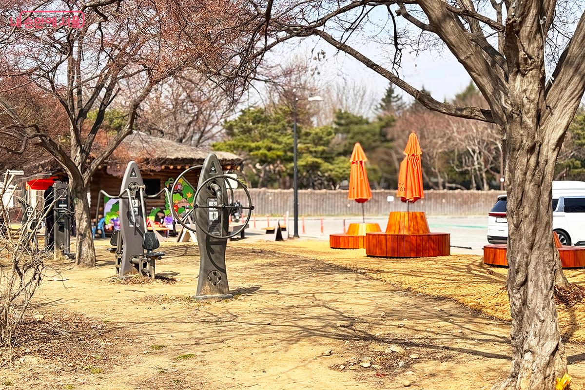 쉼터 안에 운동 기구가 설치되어 있어 건강도 동시에 챙길 수 있다. &copy;전미애