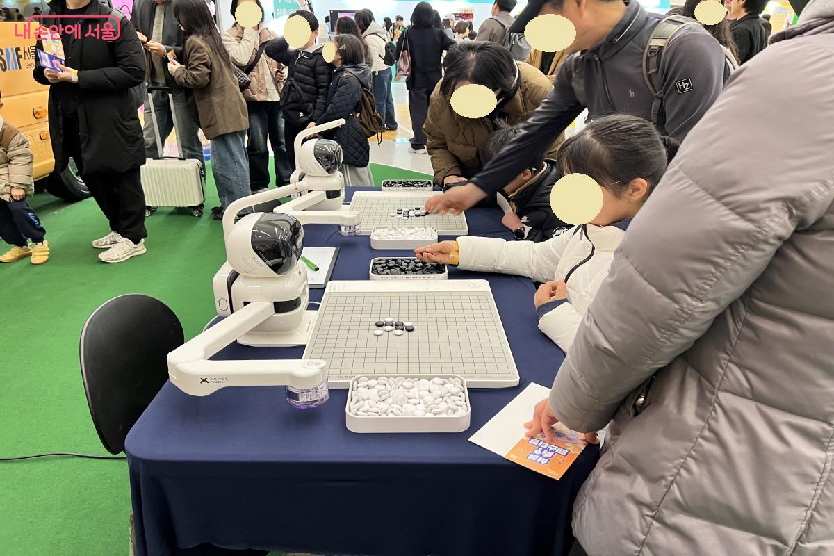 오목로봇은 의외로 아이들에게 인기가 더 좋았다.ⓒ박지영 