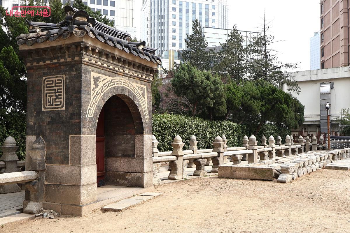 구운 벽돌과 무지개 형태의 홍예문으로 구성된 환구단의 옛 문 &copy;김대진 