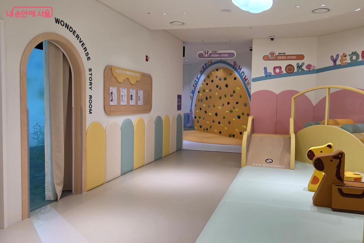 영어를 부담 없이 경험하고 표현할 수 있도록 원어민 영어 프로그램을 운영한다. &copy;김미선