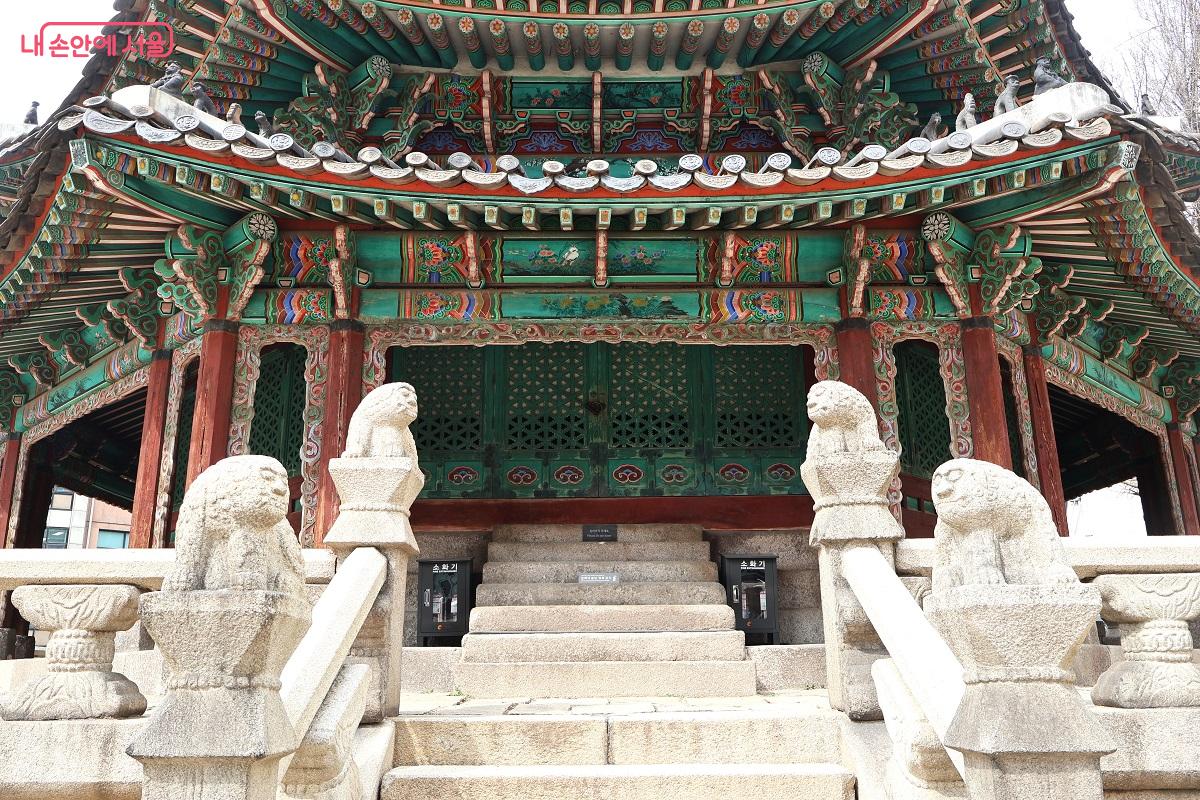 궁우 계단 석수(石獸). 황제의 공간을 지키는 엄숙함이 느껴진다. &copy;김대진 