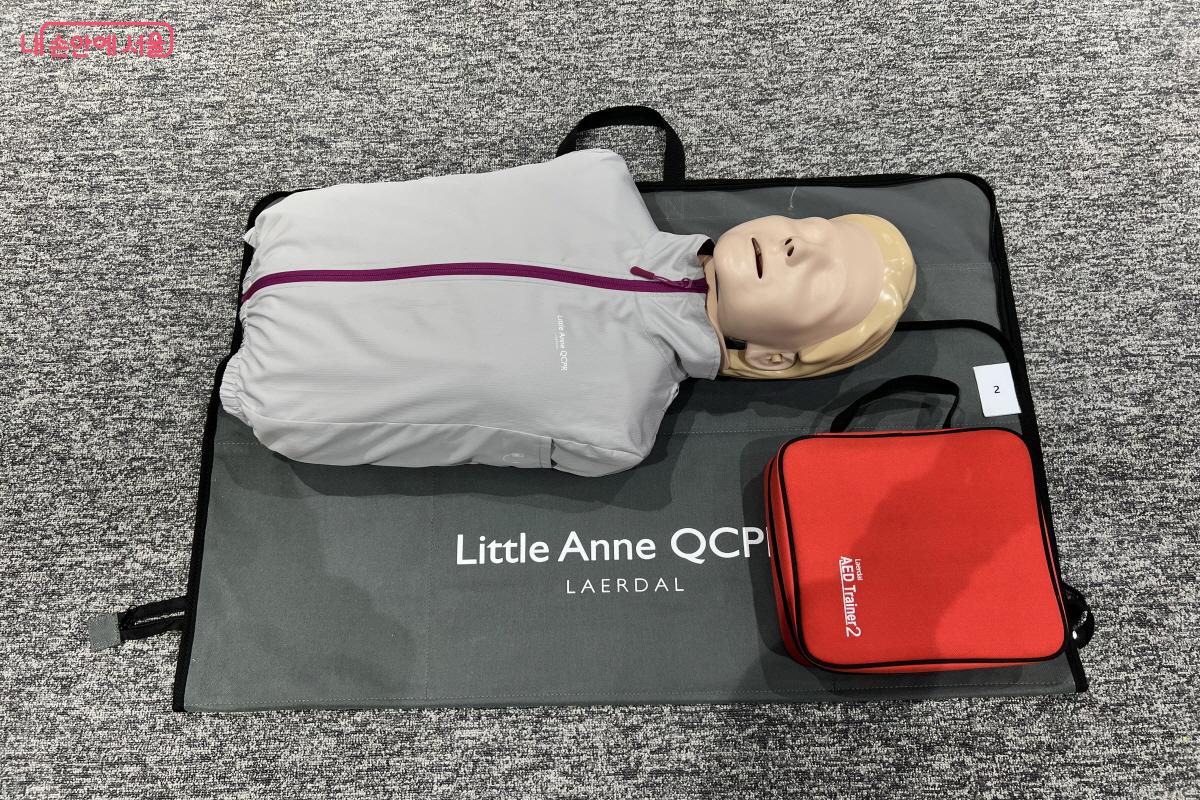 연습용 마네킹과 AED기기. ⓒ박지영