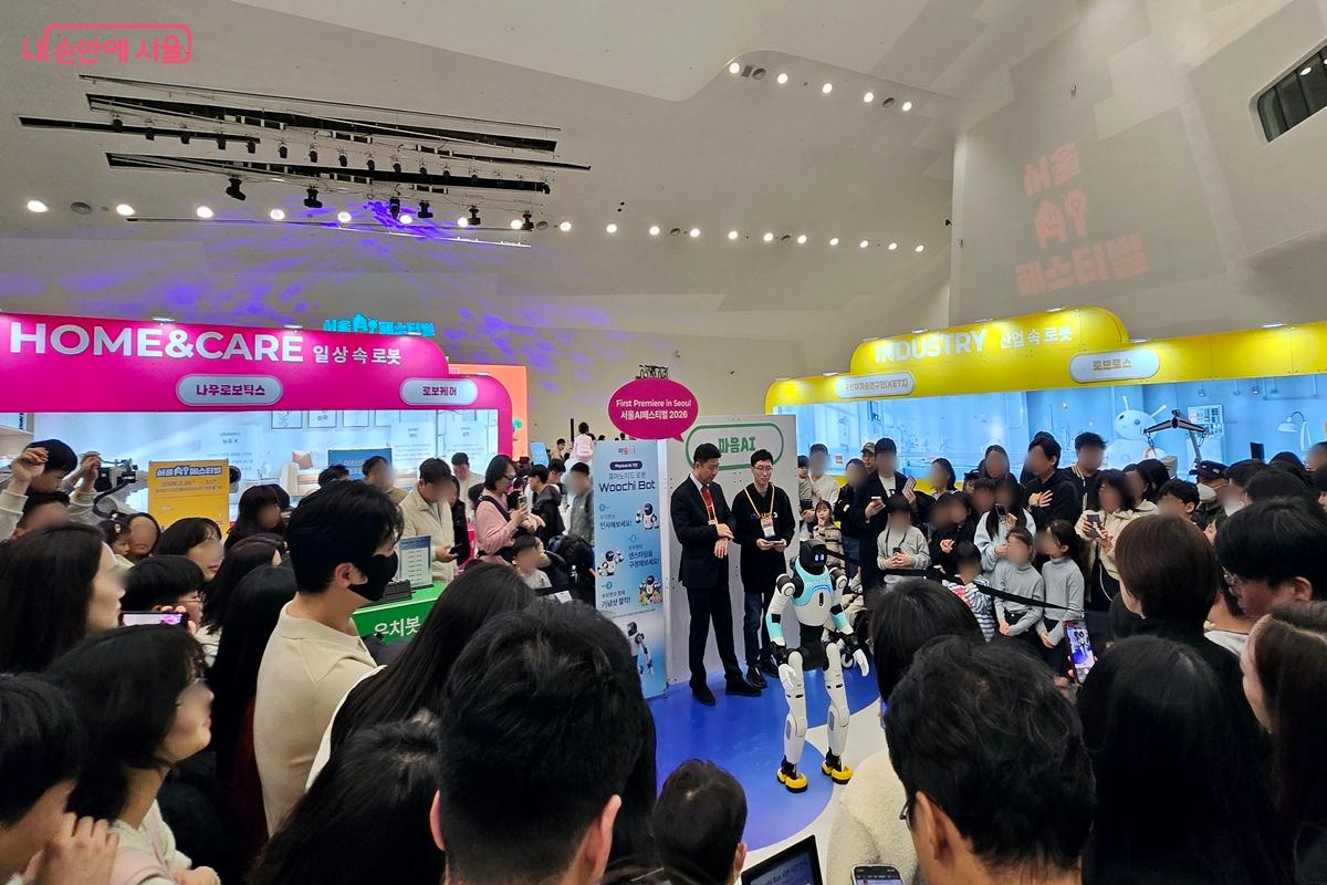 앞으로 펼쳐질 피지컬 AI선도도시 서울의 미래가 기대된다. 우치봇을 보는 사람들 ⓒ김윤경