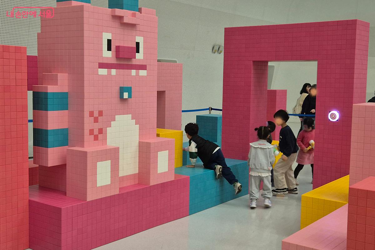 아이들이 어린이의 눈높이에 맞춘 놀이 시설 안에서 뛰고, 놀고, 즐기며  '피지컬 AI'를 체험하는 &lsquo;AI 펀스팟&rsquo;