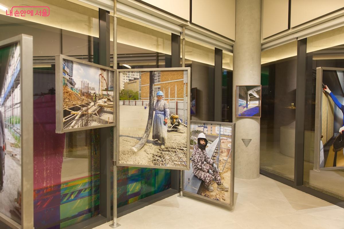 뉴미디어 특화 미술관을 표방하여 전체적으로 사진, 영상 등 미디어가 특화된 미술관이라고 할 수 있다