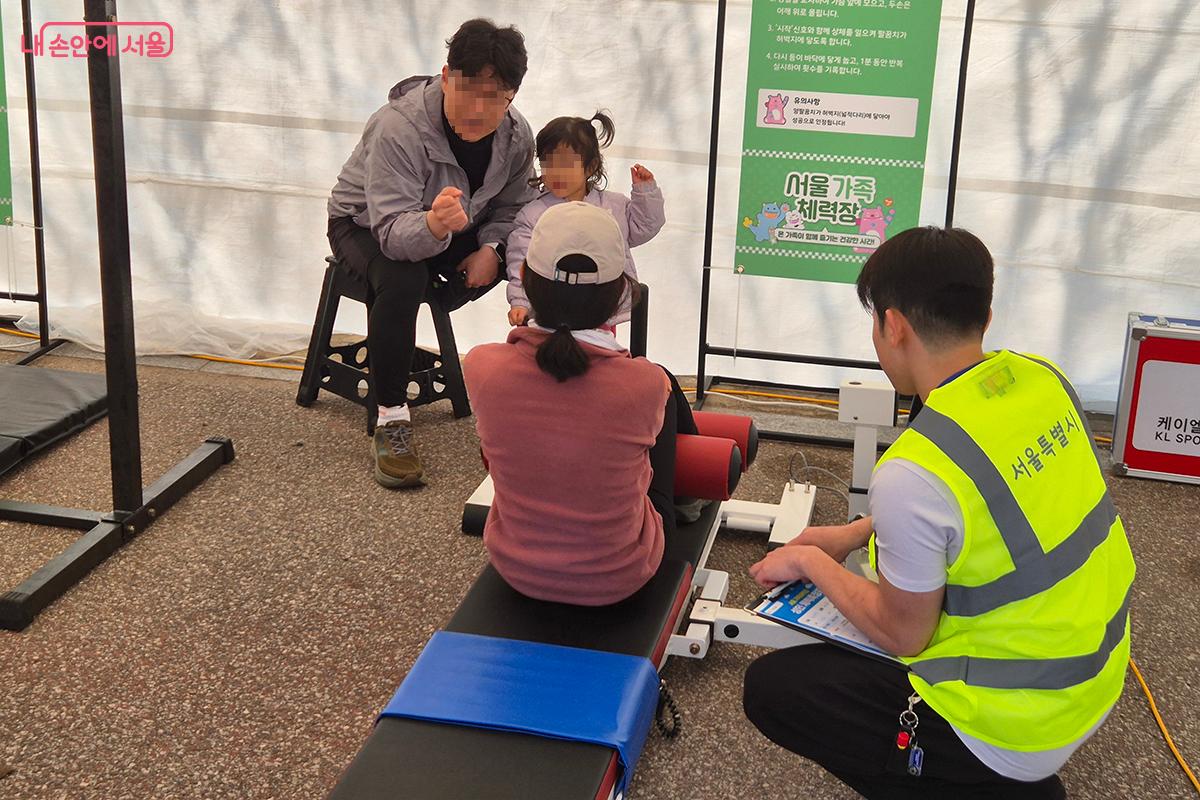 부모와 아이들의 웃음과 응원이 끊이지 않은 &lsquo;서울 가족 체력장&rsquo; &copy;정향선