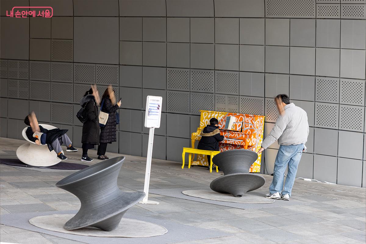  DDP 야외 공간에서 시민들이 즐기는 거리 피아노 &copy;장신자