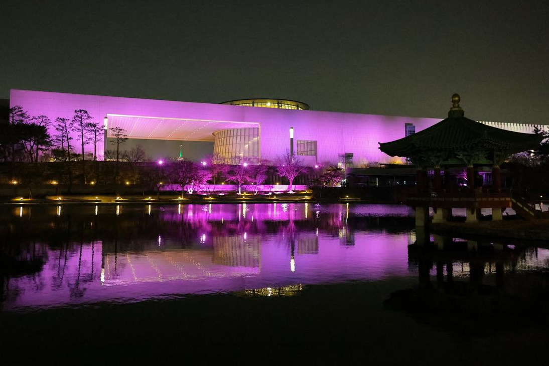 '국중박' 외벽이 핑크빛으로 물든 이유는? 노래 듣고 명작 만나고!