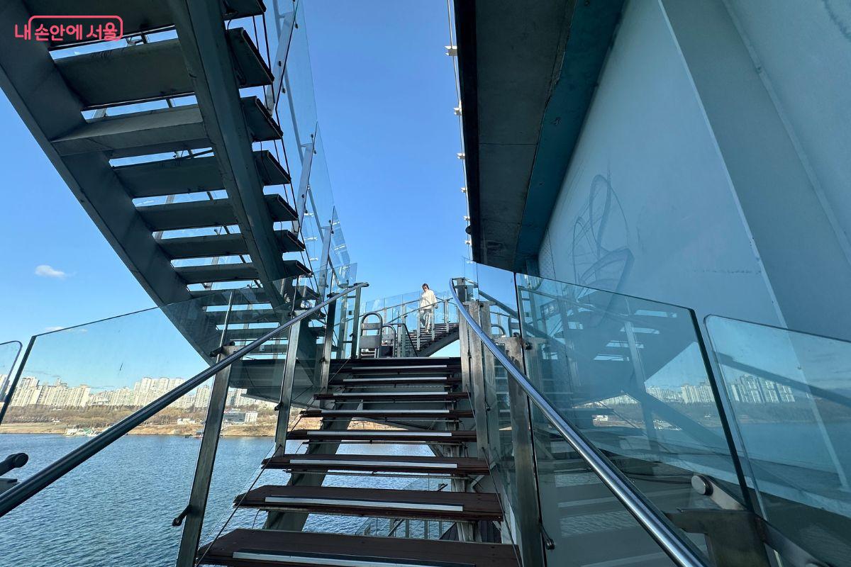 교각 아래 위치한 광진교 8번가로 내려가는 입구 &copy;김재형