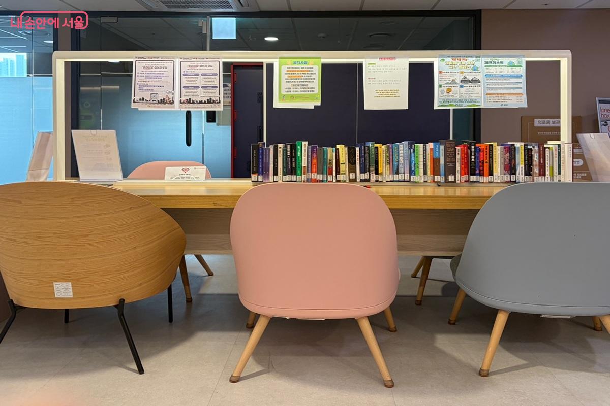 테이블과 감각적인 의자들이 조화를 이룬 라운지. 마치 카페에 온 듯하다. &copy;최재준