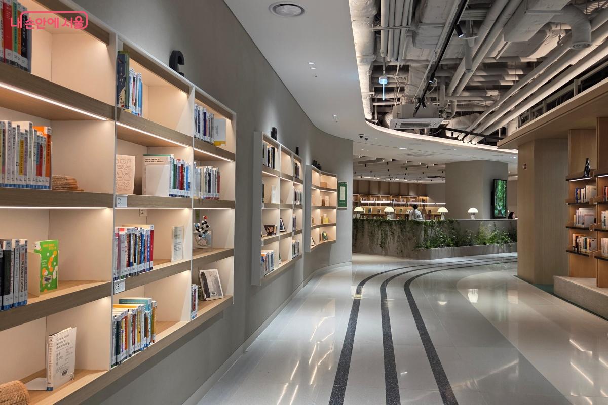 일반자료실과 영어자료실로 이어지는 벽면에서 감각의 서재를 마주한다. &copy;김미선