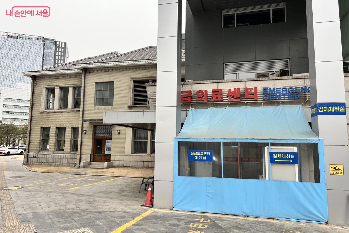 강북삼성병원 경내로 들어가야 경교장이 나온다. &copy;박지영 