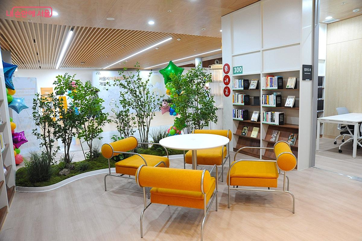 지하 2층 도서관은 실내 정원으로 복도와 경계를 두었다. &copy;조수봉