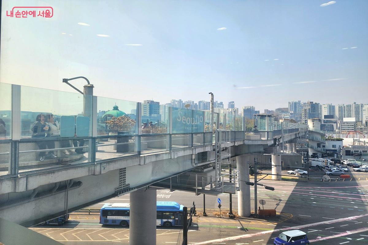 서울로7017을 색다르게 조망할 수 있는 창가 자리 ©김윤화