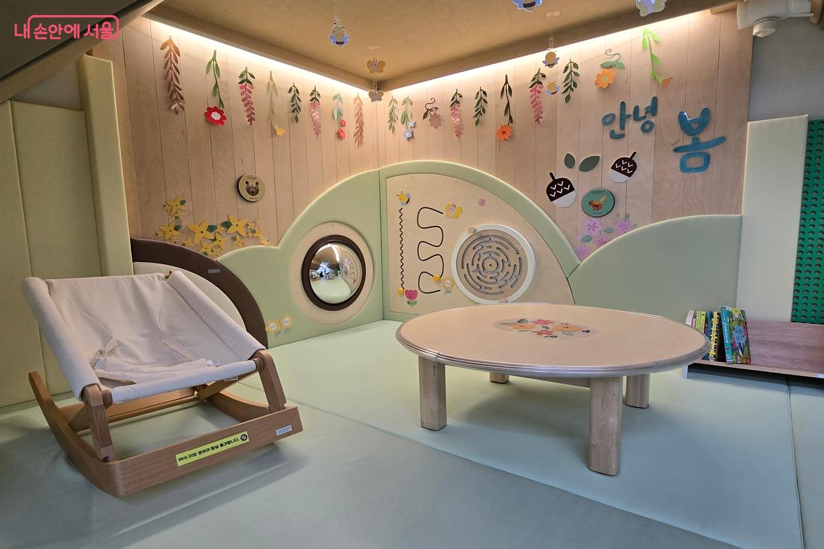 영아를 잠시 눕힐 수 있는 바운서와 아늑하게 꾸며진 공간 &copy;강사랑