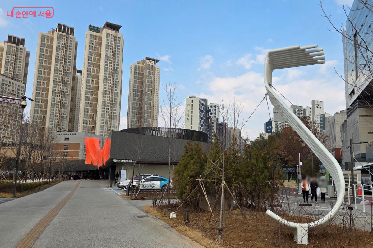 지역 주민들이 쉬어가는 쉼터에 조성된 미술관이다. &copy;김미선