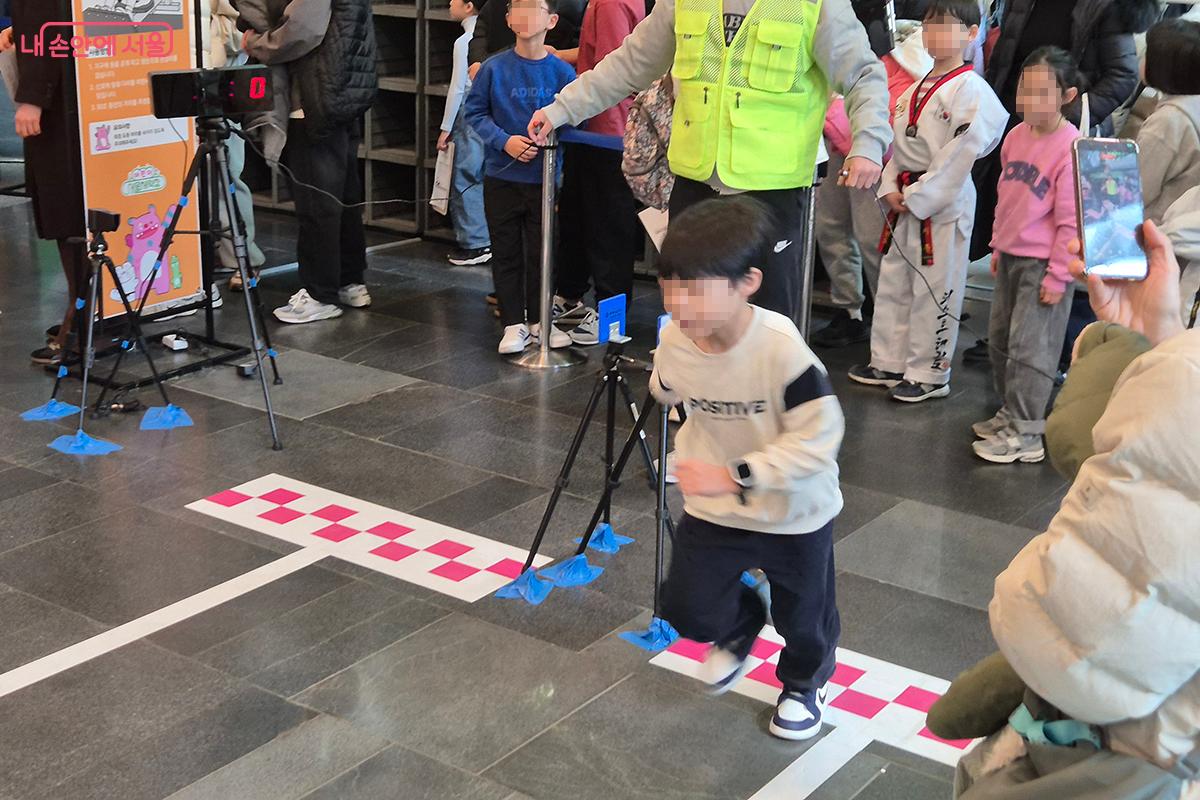 '10m 달리기 민첩성 테스트'를 하고 있는 어린이들의 모습 &copy;백승훈