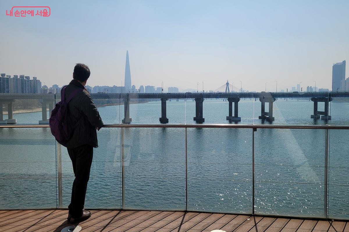 광진교 8번가 전망대에서 한강과 서울 도심을 바라보는 모습 &copy;조연
