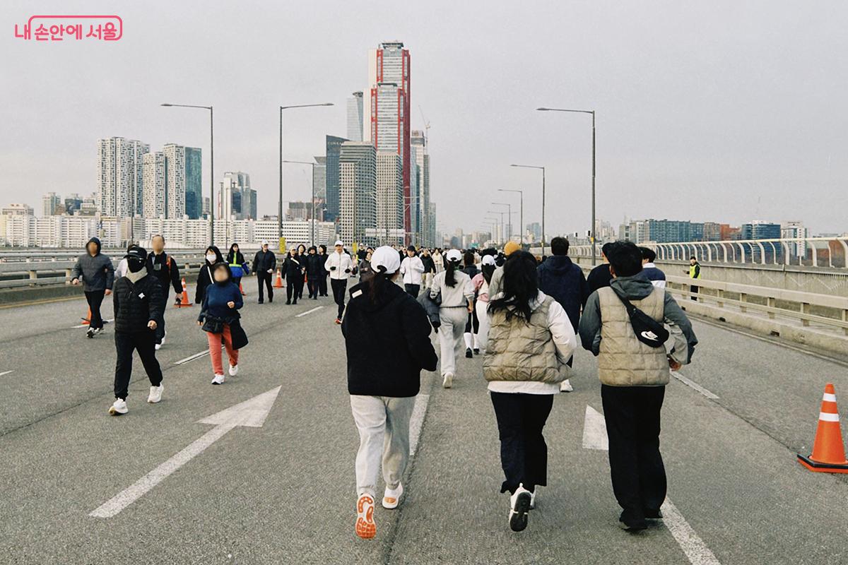 밤섬, 여의도 일대 랜드마크 건물들을 바라보며 걷고 뛰는 즐거움도 있었다.  ⓒ김아름