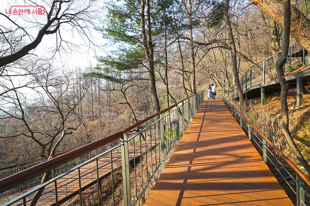 숲길을 걸으며 산책을 즐기는 연인들을 만날 수 있다. &copy;김주연