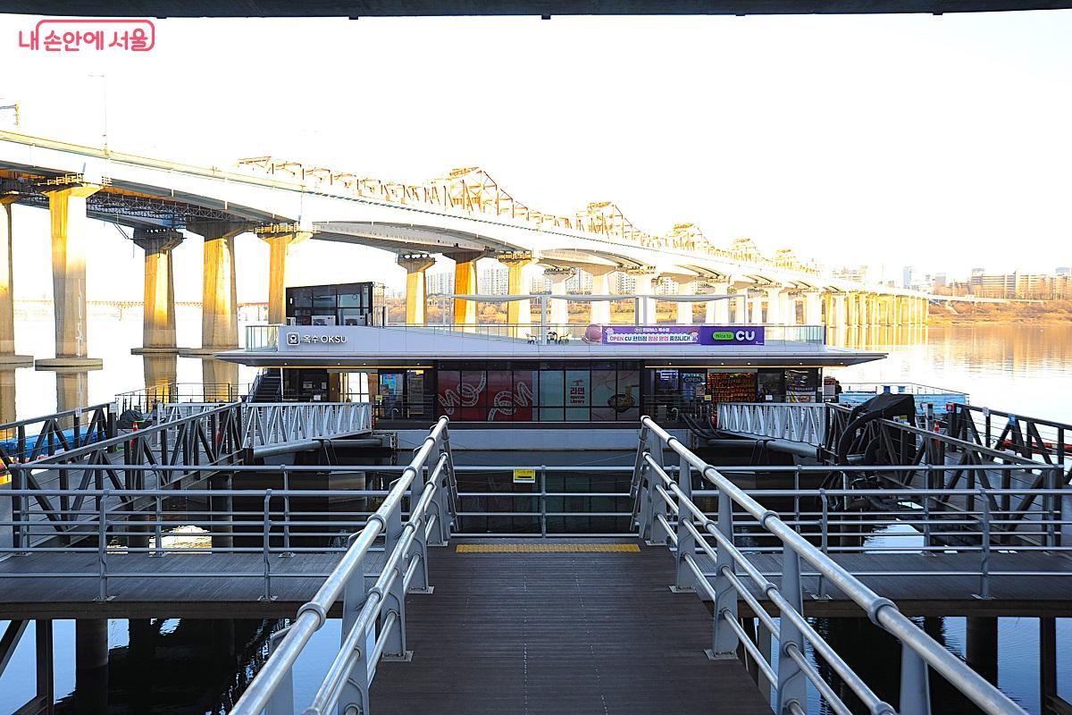 옥수선착장은 지하철 옥수역 3번 출구에서 도보 5분 거리에 위치한다. &copy;조수봉