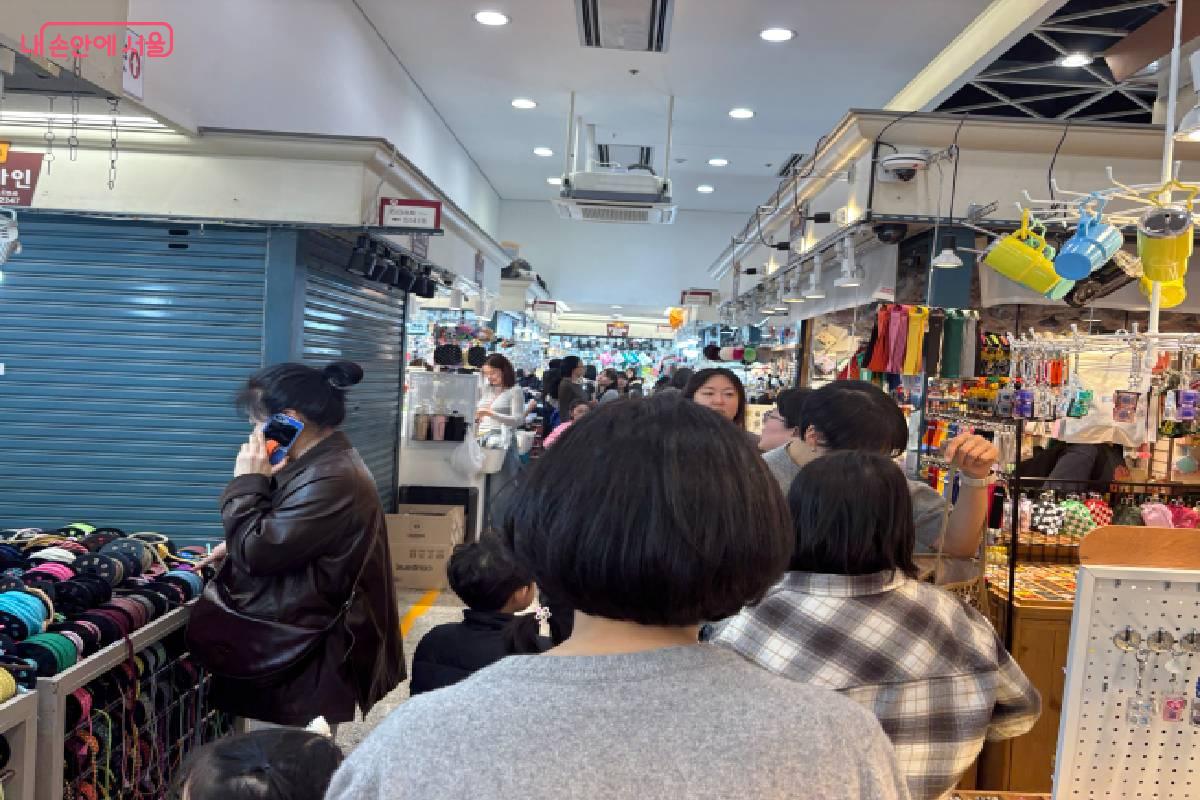 온갖 액세서리들을 직접 눈으로 보고 살 수 있다. ©이양인