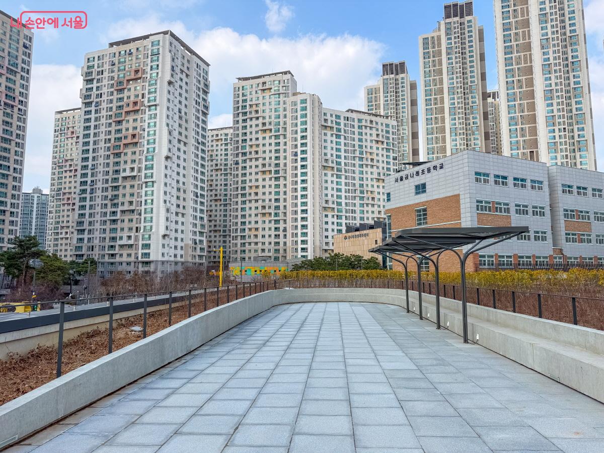 탁 트인 옥상정원. 관람객이 예술과 휴식을 함께 경험할 수 있다. &copy;이병문